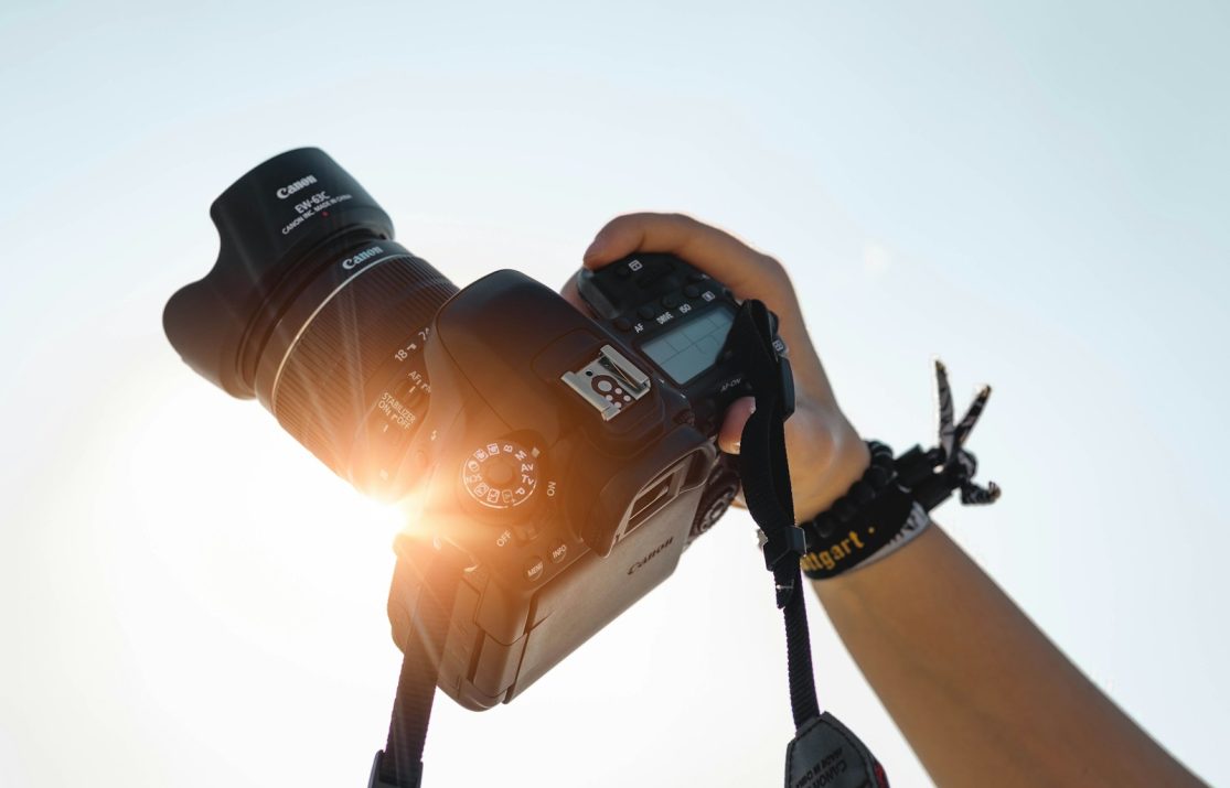 een persoon die een camera vast heeft